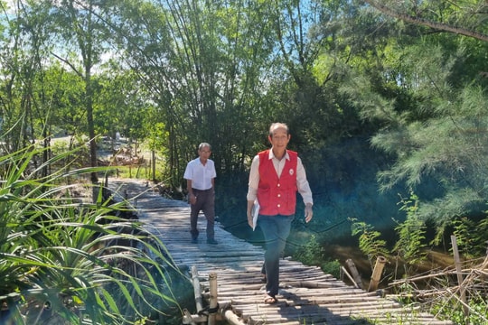 Đảng viên hết lòng vì công việc chung