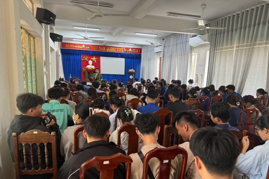 Công an Quảng Nam hướng dẫn sinh viên góp ý sửa đổi Hiến pháp qua VNeID