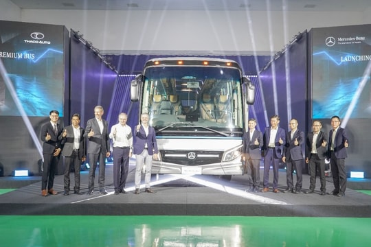 THACO AUTO xuất khẩu‎ xe bus cao cấp Mercedes-Benz sang Thái Lan
