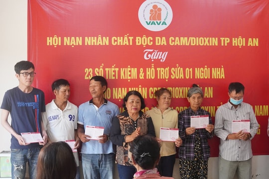 Tặng 12 sổ tiết kiệm cho nạn nhân da cam TP.Hội An