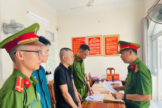 Lừa đổi vé số giả trúng thưởng để chiếm đoạt tiền của người khuyết tật