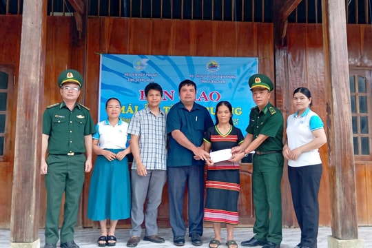 Bàn giao “Mái ấm tình thương” cho 2 hộ dân biên giới Nam Giang
