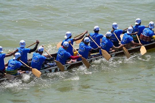 [PHOTO] - Hấp dẫn trên đường đua sông nước ở giải đua thuyền tranh Cup King Tek 2025