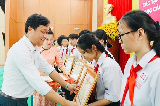 Duy Xuyên khen thưởng các tập thể, cá nhân đạt thành tích xuất sắc trong các kỳ thi học sinh giỏi