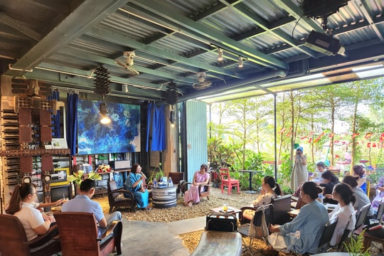 Giao lưu và ra mắt sách "Hãy nói rằng con cần mẹ"