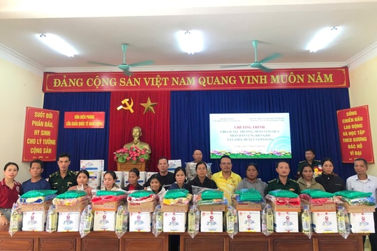 Tặng nhiều suất quà cho người dân biên giới Nam Giang