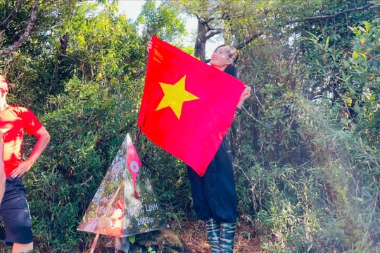 Cắm cờ Tổ quốc ở đỉnh Ngọc Linh