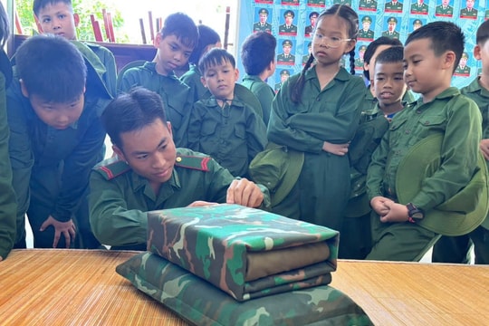 Học sinh trải nghiệm “Một ngày làm chiến sĩ” tại Đồn Biên phòng Cửa Đại