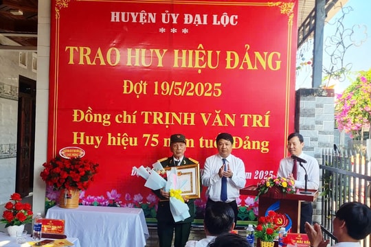 Bí thư Tỉnh ủy Lương Nguyễn Minh Triết trao Huy hiệu 75 năm tuổi đảng cho đảng viên Trịnh Văn Trí