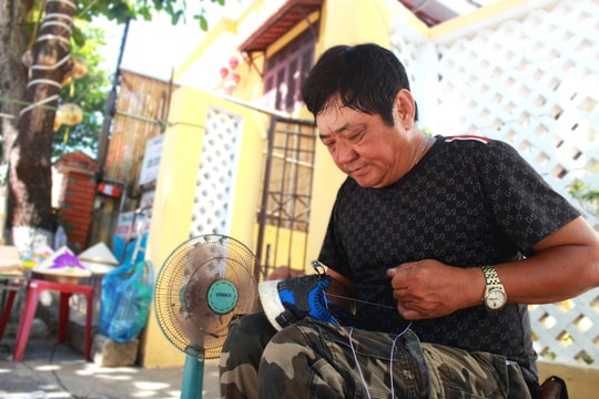 Tiệm sửa giày ở góc phố