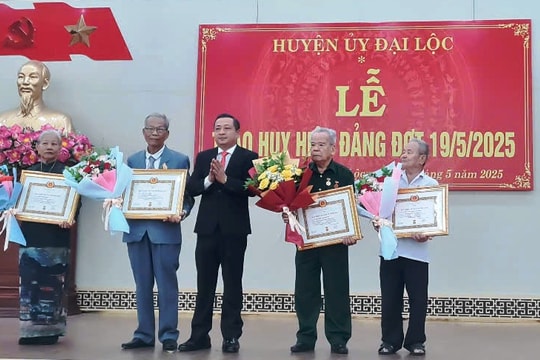 Huyện ủy Đại Lộc tổ chức trao Huy hiệu đảng cho 54 đảng viên