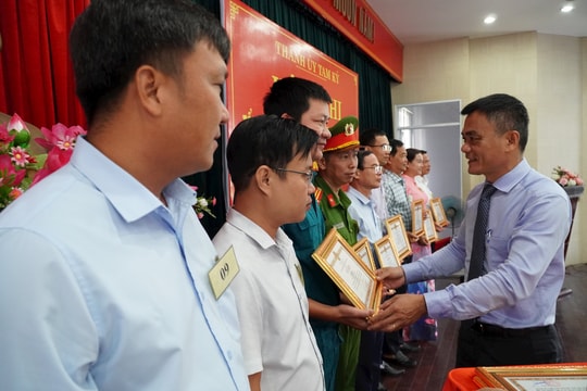 Tam Kỳ khen thưởng 32 tập thể, cá nhân tiêu biểu trong thực hiện học và làm theo Bác