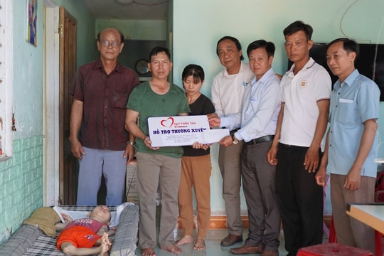Quỹ Thiện Tâm trao quà người dân huyện Quế Sơn
