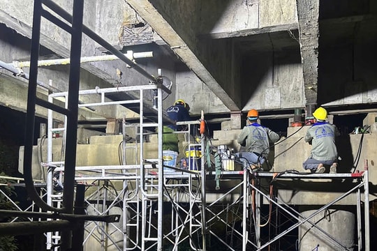 Tranh thủ ban đêm sửa chữa cầu Phong Thử