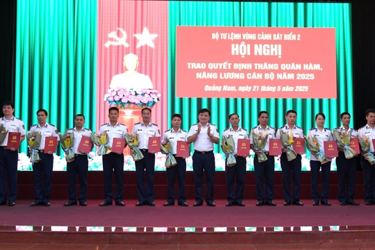Thăng quân hàm trước thời hạn cho 31 sĩ quan cảnh sát biển