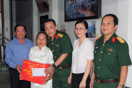 Lãnh đạo Bộ Chỉ huy Quân sự tỉnh Quảng Nam thăm thân nhân cựu chiến binh ở Khánh Hòa tham gia trận đánh Núi Thành