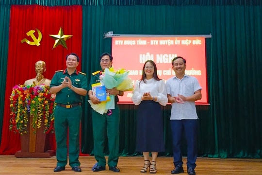 Bàn giao nhiệm vụ Chỉ huy trưởng Ban Chỉ huy Quân sự huyện Hiệp Đức