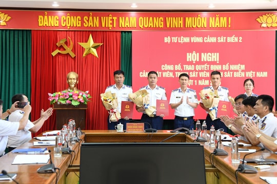 Công bố bổ nhiệm Cảnh sát viên, Trinh sát viên Vùng Cảnh sát biển 2 năm 2025