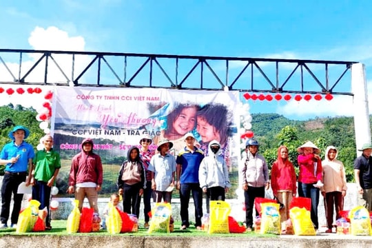 Trao tặng quà trị giá 140 triệu đồng cho học sinh, người nghèo xã Trà Giác