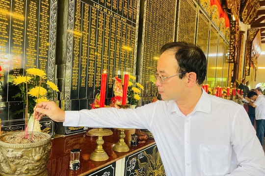 Lãnh đạo huyện Nông Cống (Thanh Hóa) dâng hương tại Đền liệt sĩ Duy Xuyên