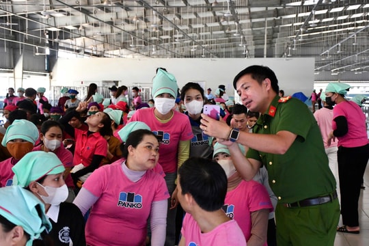 Tuổi trẻ Công an Quảng Nam hỗ trợ người dân góp ý Dự thảo sửa đổi, bổ sung Hiến pháp 2013 qua VNeID