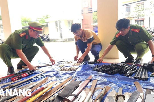 Vận động giao nộp vũ khí, vật liệu nổ, công cụ hỗ trợ