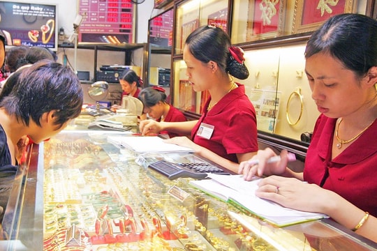 Giá vàng chiều nay 26/5/2025 tiếp tục rơi tự do, bay hơi 2,5 triệu đồng/lượng, lại xuất hiện đáy mới