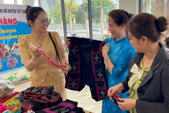 Sinh kế từ những khung dệt