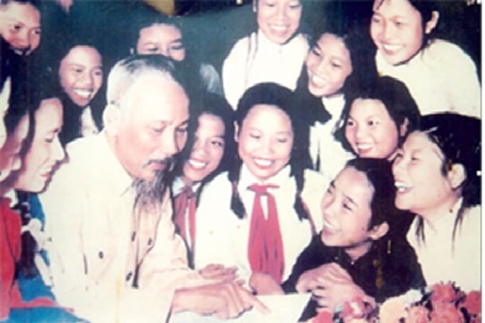 Bác Hồ – Người bạn lớn của trẻ thơ
