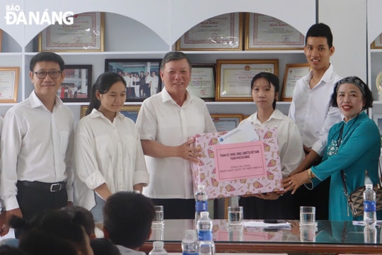 Lãnh đạo thành phố thăm trẻ em nhân ngày Quốc tế Thiếu nhi 1-6