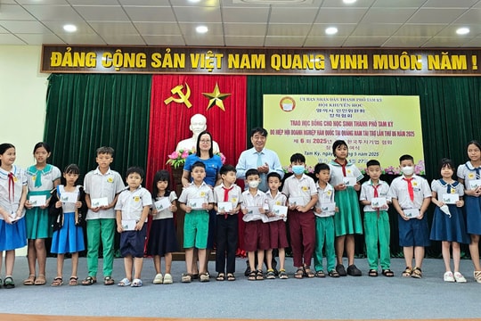 Hiệp hội Doanh nghiệp Hàn Quốc tại Quảng Nam trao 100 suất học bổng cho học sinh Tam Kỳ