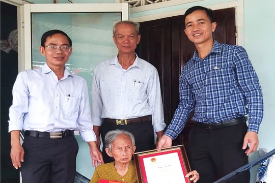 Lãnh đạo huyện Phú Ninh thăm, chúc thọ người cao tuổi