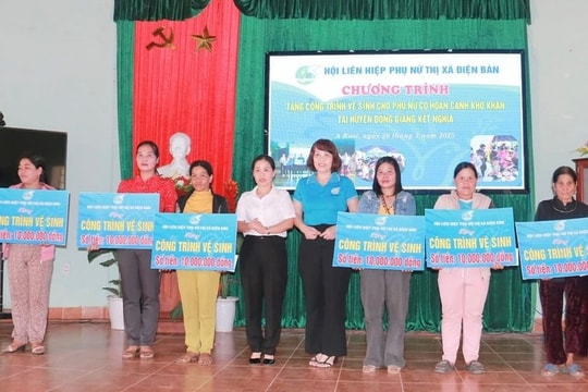 Hội LHPN thị xã Điện Bàn tặng quà phụ nữ Đông Giang