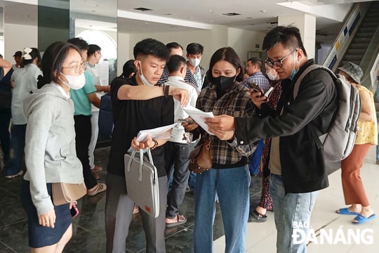 Đông đảo người dân làm hồ sơ mua căn hộ tại dự án nhà ở xã hội An Trung 2