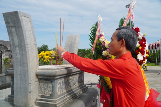 Đoàn đại biểu người hiến máu tình nguyện tỉnh Quảng Nam viếng Tượng đài mẹ Việt Nam anh hùng