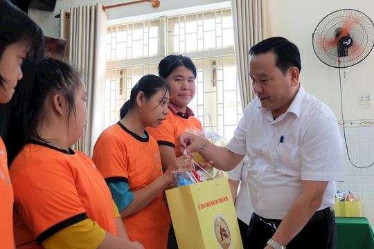 Lãnh đạo tỉnh Quảng Nam thăm, tặng quà nhân Ngày Quốc tế thiếu nhi 1/6