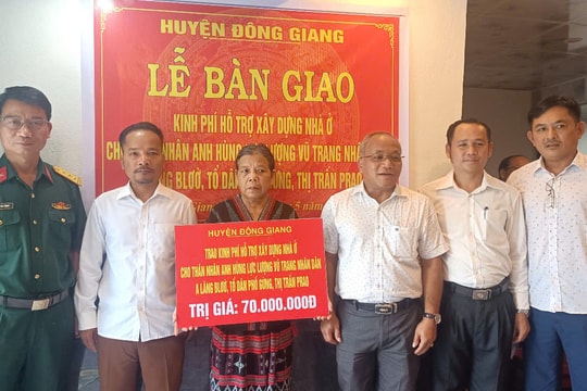 Đông Giang trao kinh phí xây nhà tình nghĩa cho gia đình chính sách