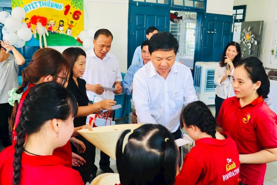 Bí thư Tỉnh ủy Lương Nguyễn Minh Triết tặng quà trẻ em khuyết tật tại Điện Bàn