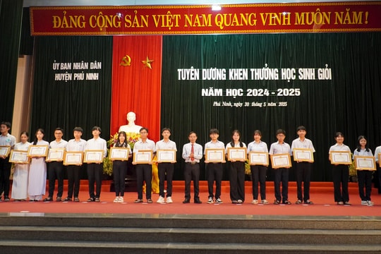 Phú Ninh khen thưởng học sinh đạt giải các kỳ thi cấp tỉnh, quốc gia, quốc tế