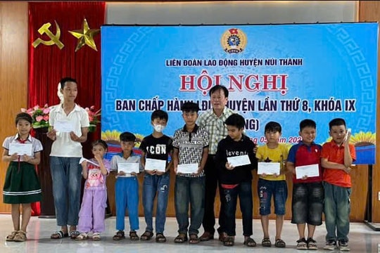 Núi Thành trao 66 suất quà cho con đoàn viên công đoàn có hoàn cảnh khó khăn