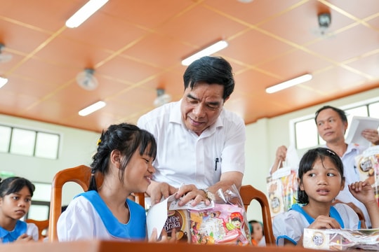 Chủ tịch UBND tỉnh Lê Văn Dũng thăm, tặng quà trẻ em nhân ngày Quốc tế Thiếu nhi