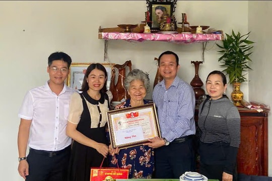 Núi Thành tặng quà người cao tuổi, trẻ em khó khăn