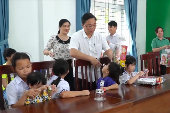Chủ tịch Ủy ban MTTQ Việt Nam tỉnh Lê Trí Thanh tặng quà trẻ em có hoàn cảnh đặc biệt