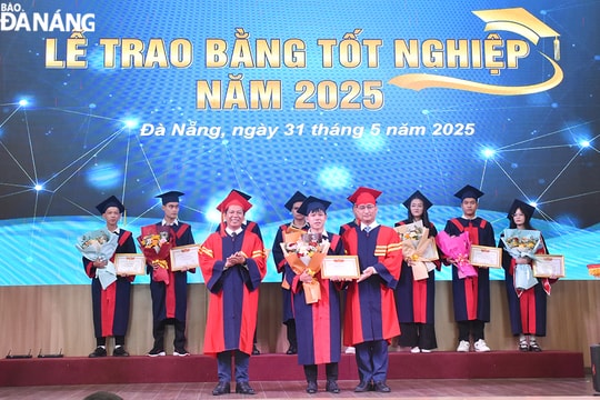 Trường Đại học Sư phạm Kỹ thuật trao bằng tốt nghiệp cho gần 500 sinh viên