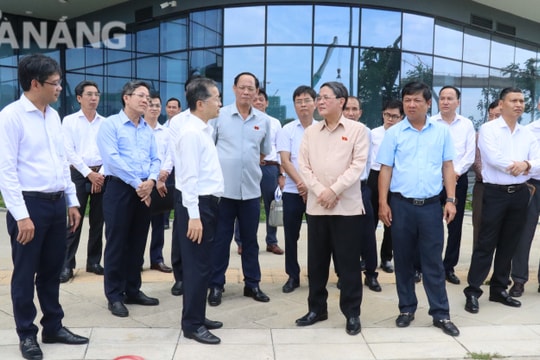 Đoàn công tác Quốc hội kiểm tra các địa điểm dự kiến xây dựng trung tâm tài chính quốc tế và khu thương mại tự do tại Đà Nẵng