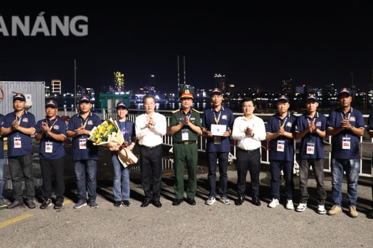 Bí thư Thành ủy Nguyễn Văn Quảng thăm, động viên đội pháo hoa Đà Nẵng (Việt Nam 1)