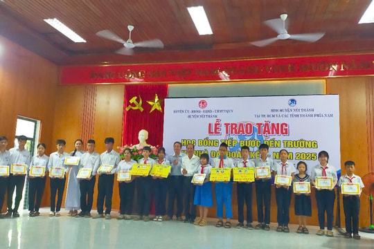 Hội đồng hương huyện Núi Thành tại TP.Hồ Chí Minh trao tặng học bổng và nhà đại đoàn kết