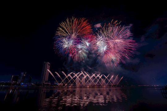 Mãn nhãn màn so tài pháo hoa giữa Đà Nẵng và Phần Lan