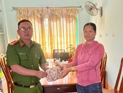 Nhặt được nhẫn vàng và hơn 40 triệu đồng, một phụ nữ đem trả người đánh rơi