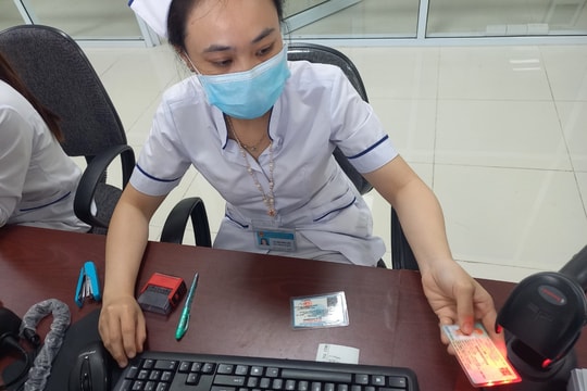 Người dân đi khám bệnh cần lưu ý gì khi dừng cấp thẻ bảo hiểm y tế giấy?